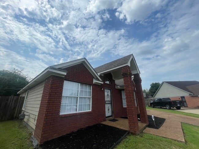 Building Photo - 5340 Village Oak Cv - Available Now!