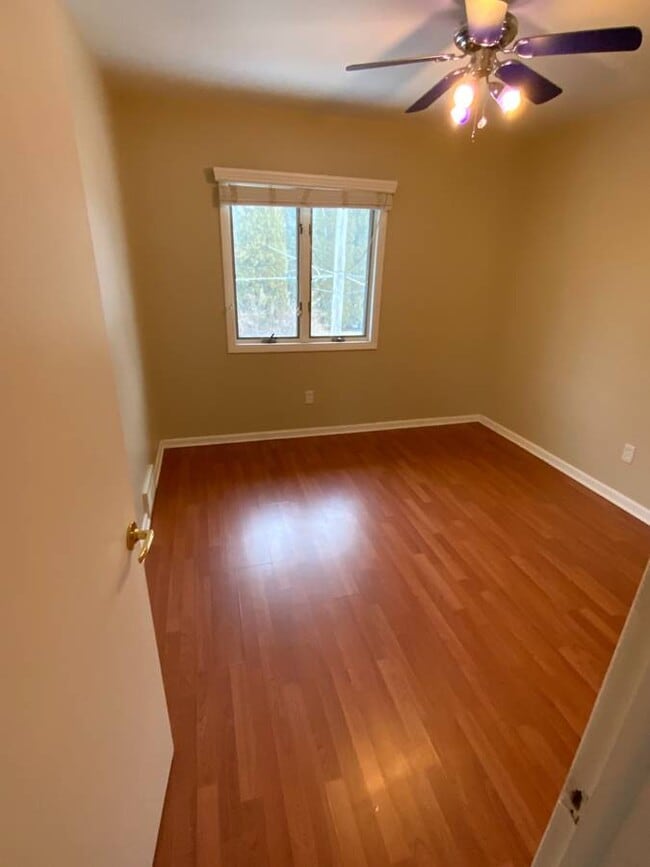 Building Photo - 320 Center Ave