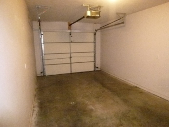 Building Photo - 2 Bedroom Apt, Pets Welcome!!!!