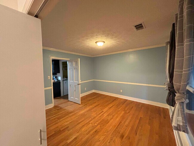 Building Photo - 3848 Cotswold Dr SW
