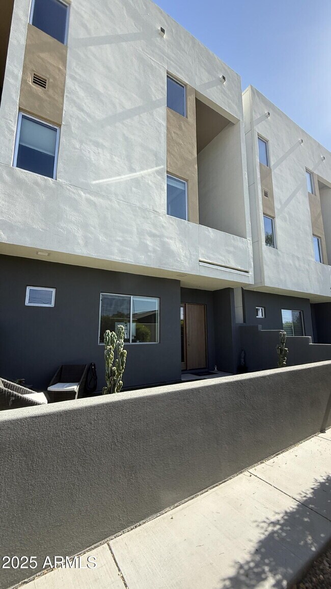 Building Photo - 3150 E Glenrosa Ave