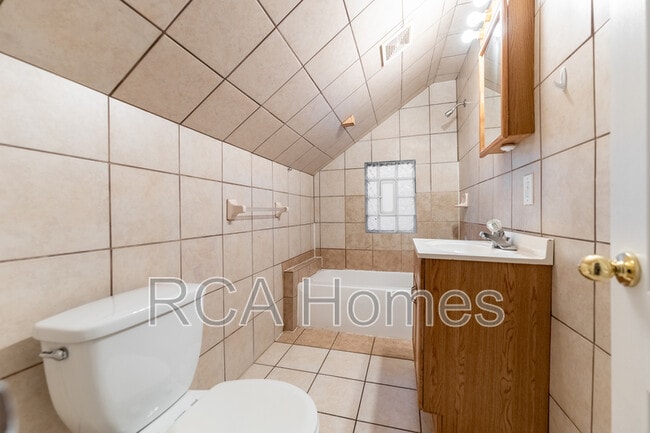 Photo - 704 Sanders St House