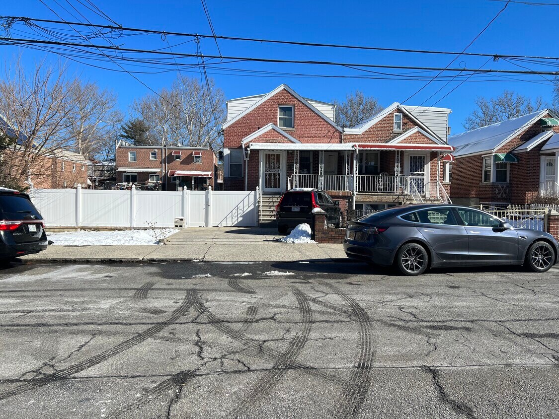 Primary Photo - 2568 Young Ave