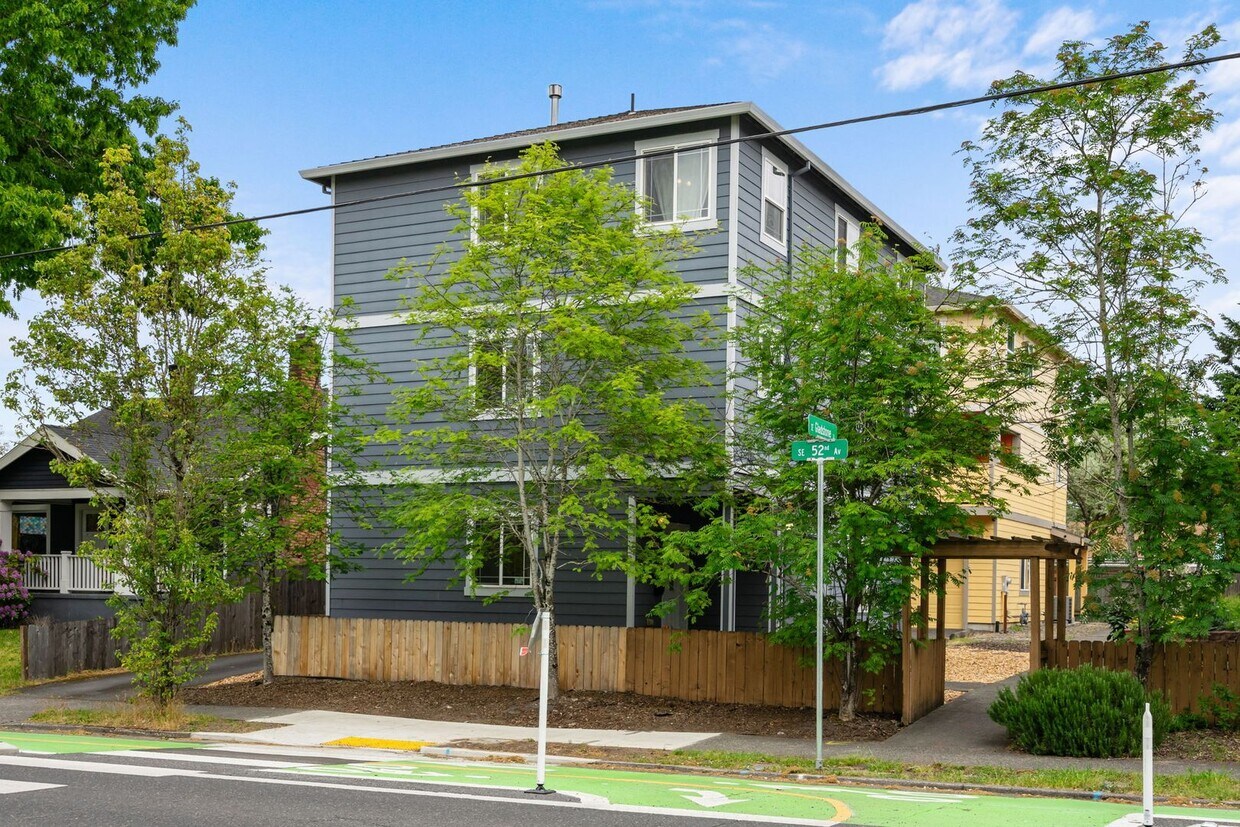 Foto principal - Creston-Kenilworth Neighborhood Newer Cons...