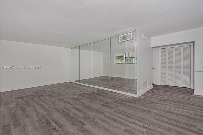 Foto del edificio - 6910 Bay Dr