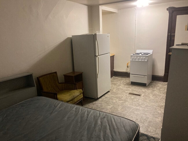 Building Photo - 3431 W Kilbourn Ave