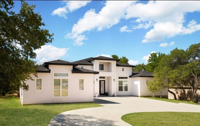 Foto del edificio - FOR LEASE: Texas Hill Country Modern Vena ...