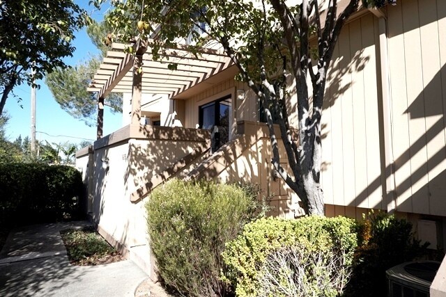 Foto principal - Spacious Townhome, Fireplace, Beautiful Fl...