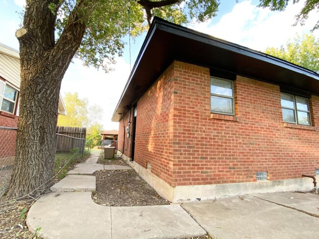 Building Photo - 4820 NW Lindy Ave