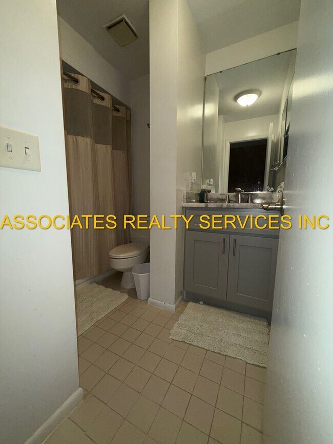 Foto del edificio - Partially Furnished 2-Bedroom Condo with D...