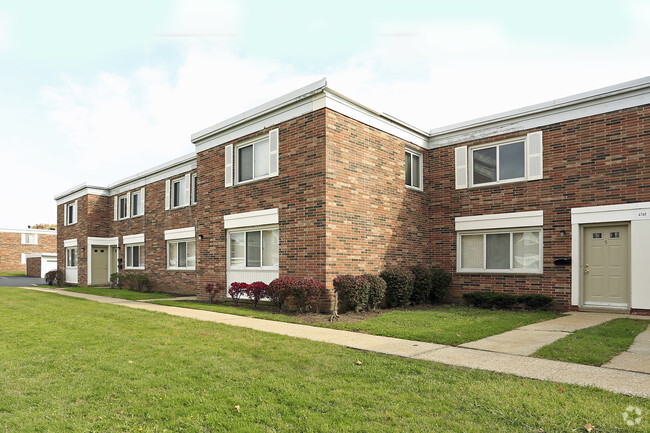 Building Photo - Clarkwood Greens Apartments & Townhomes