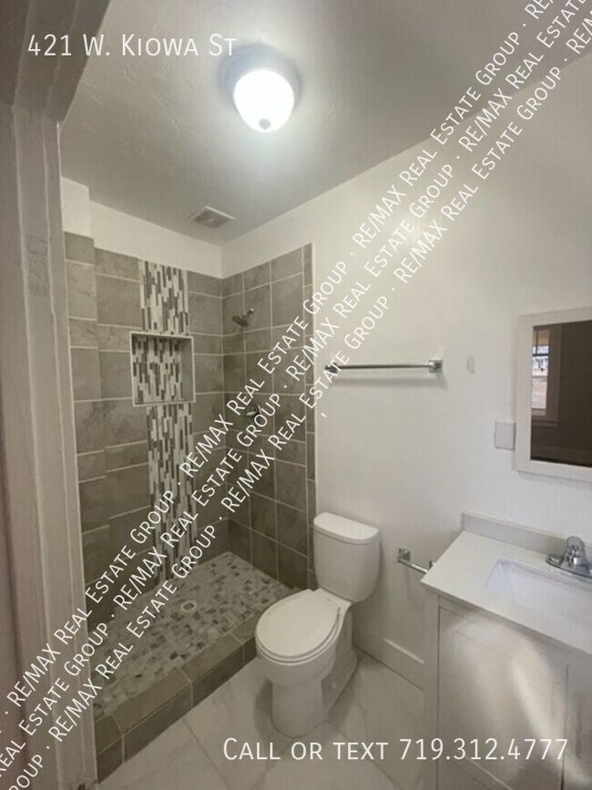 Building Photo - 421 W Kiowa St