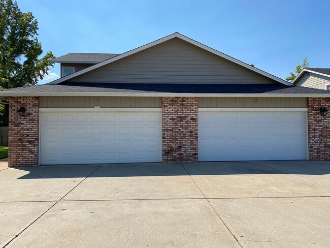 Building Photo - 2070 Fancy Oaks Dr, Redding, CA 96003