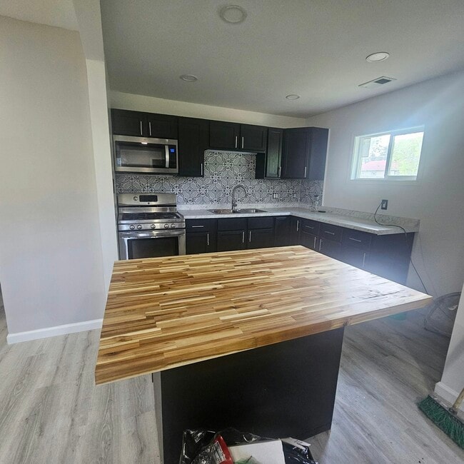 Building Photo - 2524 Central Dr