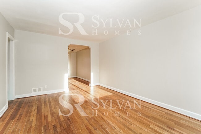 Building Photo - The living is easy in this 3 bedroom, 1.5 bathroom townhome