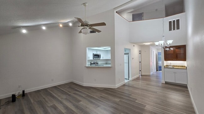 Foto del edificio - 2 Bed 2 Bath townhome with a Den/ Office s...