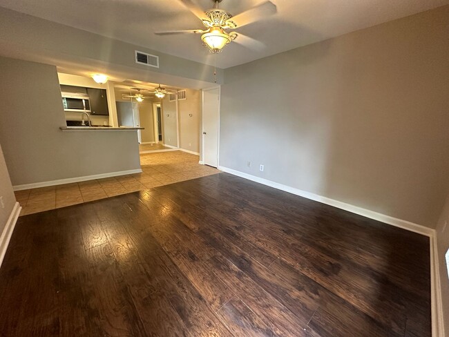 Building Photo - For Lease | 2 Bed, 2 Bath |863 Sq Ft | Wim...