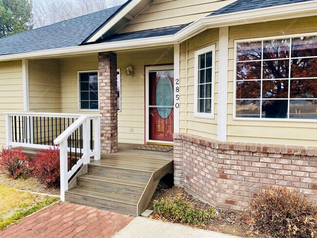 Foto del edificio - Coveted 3 BR - 2 BA Corner Lot in NE Bend