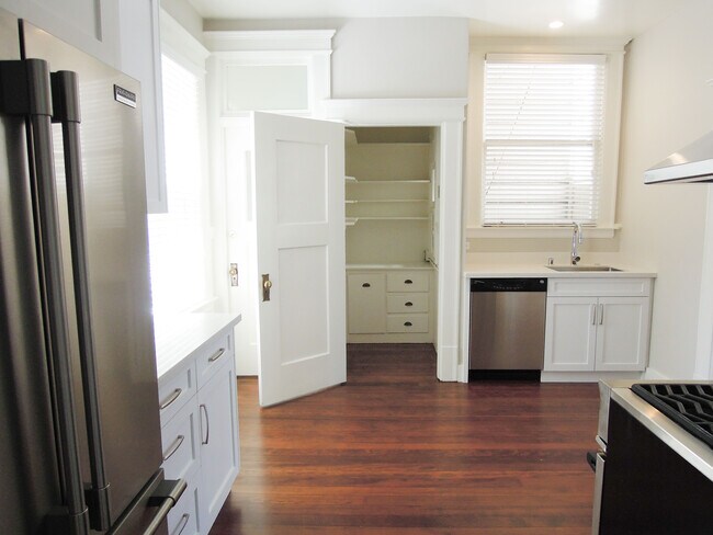 Building Photo - 208 Diamond St