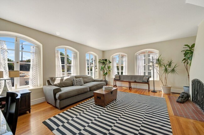 Building Photo - Stunning 5 bedroom, 3 bath house in Point ...