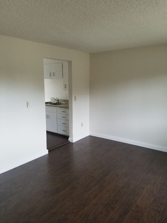 Building Photo - Newly Remodeled 1 Bedroom Apartment / Ground Floor Unit