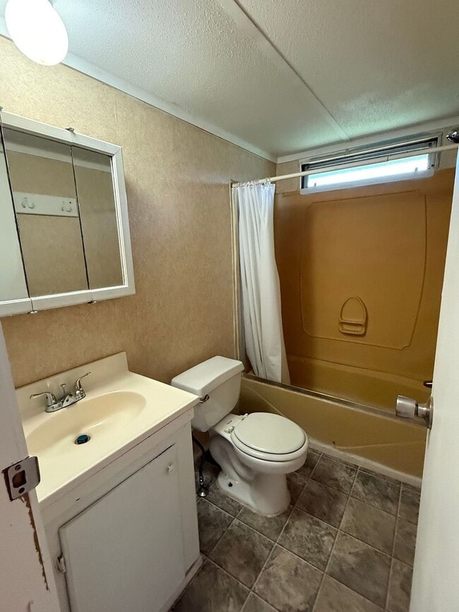 Building Photo - 2 bedroom, 1 bath Mobile Home