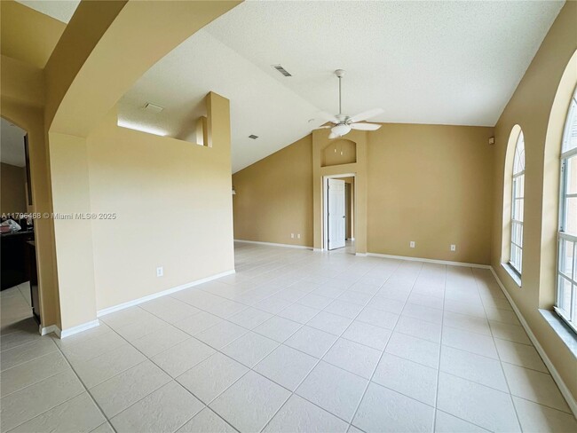 Building Photo - 2853 SW East Louise Cir