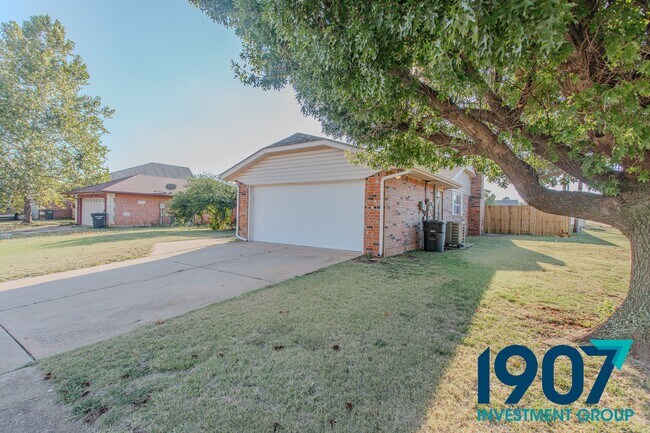 Building Photo - 501 Post Oak Ln