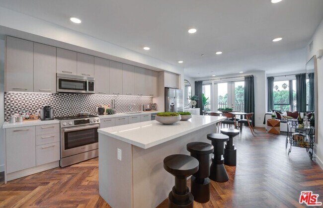 Foto del edificio - 1250 N Fairfax Ave