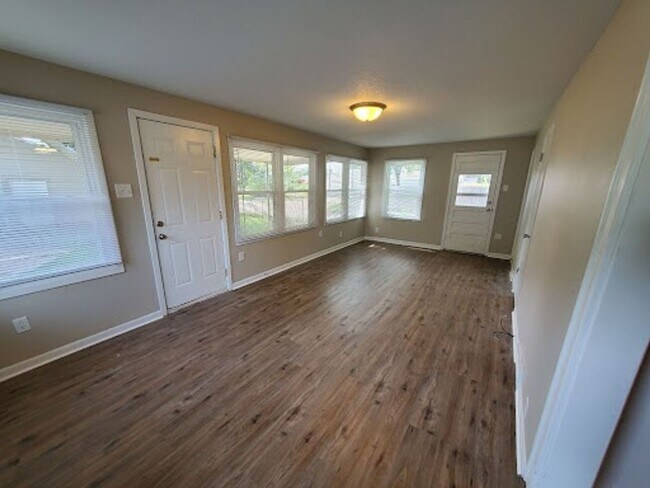 Building Photo - 3 bedroom home with covered patio and garage!
