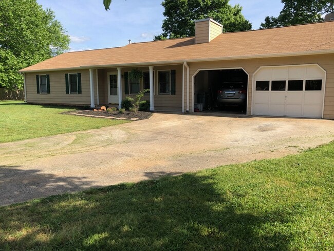 Building Photo - 201 Deerchase Dr