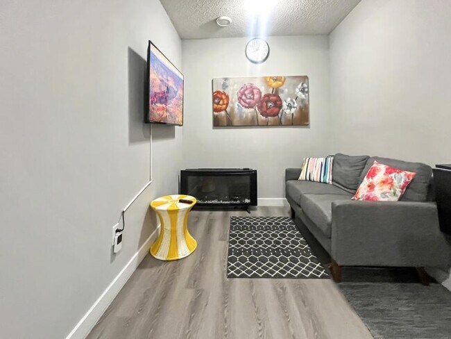 Photo du bâtiment - 1.0 bedroom in Edmonton Alberta T6W 3Z6