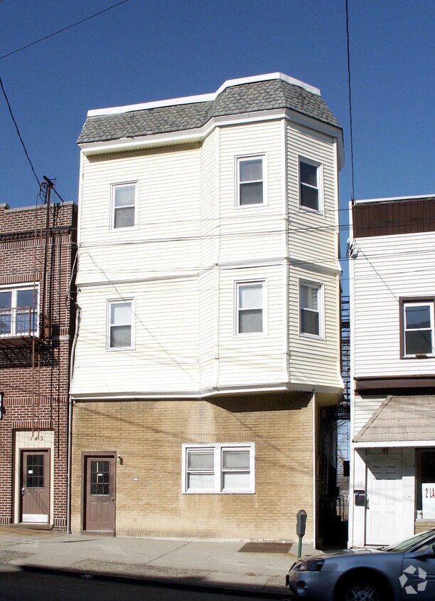 Foto del edificio - 147 Midland Ave