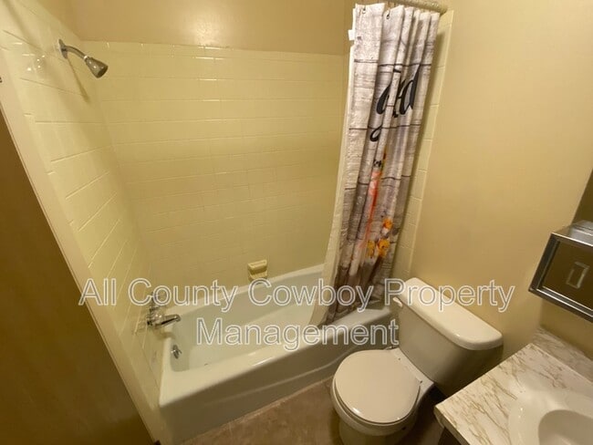 Building Photo - 1314 E Gibbon St