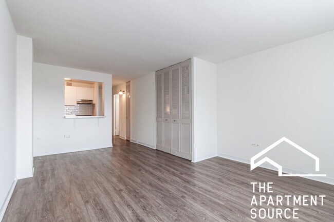 Building Photo - 441 W Oakdale Ave