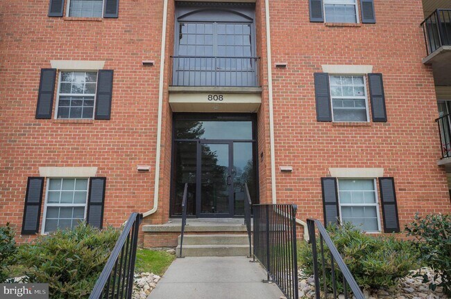 Building Photo - 808 College Ln