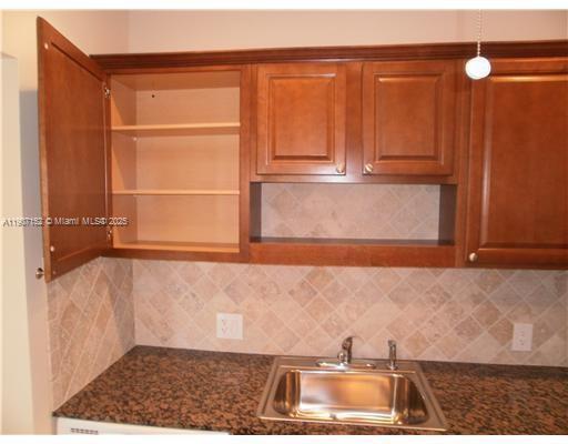 Building Photo - 534 Mansfield M