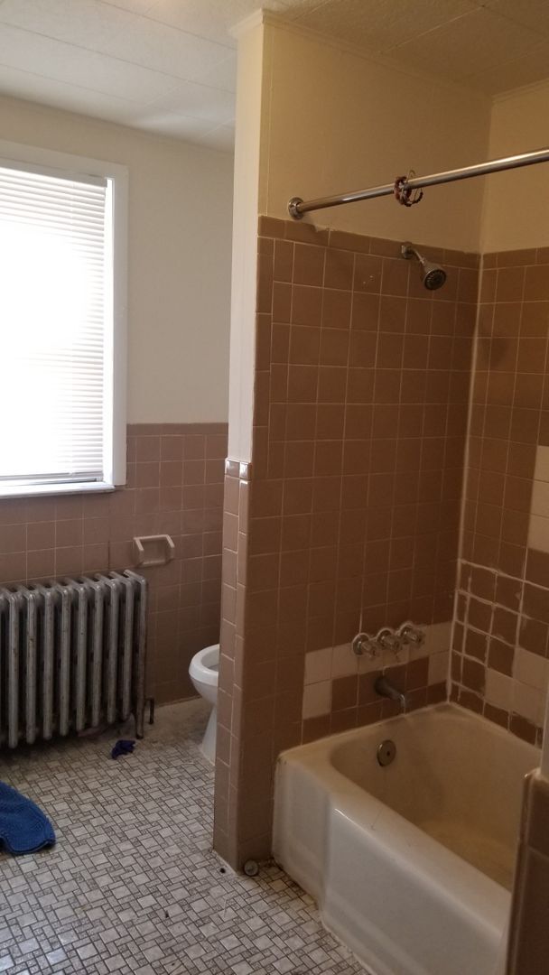 Building Photo - Spacious Home - Frankford