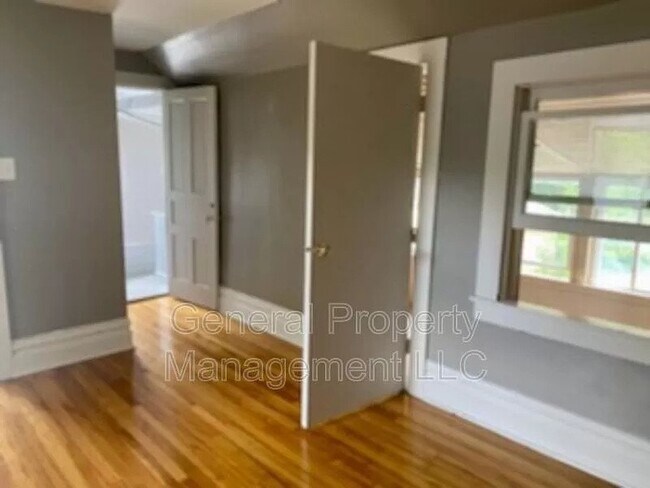 Foto del edificio - 2 bed 1 bath upstairs duplex for rent Octo...