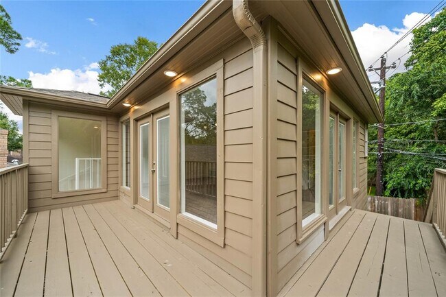 Building Photo - 111 Blue Willow Dr