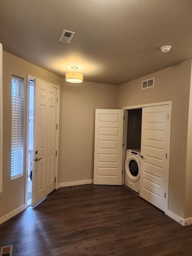 Foto del edificio - Long Realty & Property Management - Nearly New Home in Aurora **Half Off Rent June 2026**