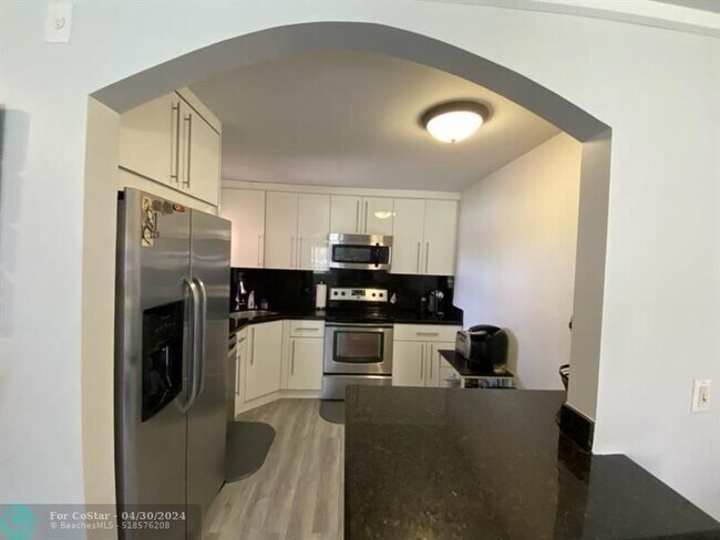 Building Photo - 2744 Carambola Cir S