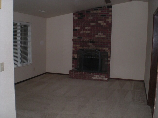 Building Photo - 3849 SW Neer Ave