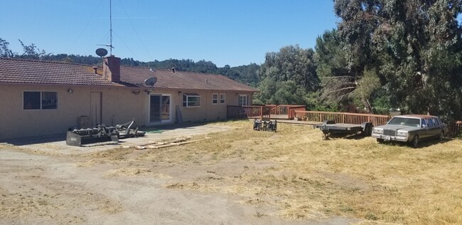 Foto del edificio - Ranch Home with Barn and Stables