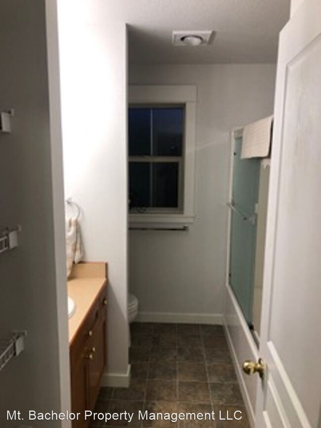 Building Photo - 2 br, 1 bath House - 437 NE Irving #1
