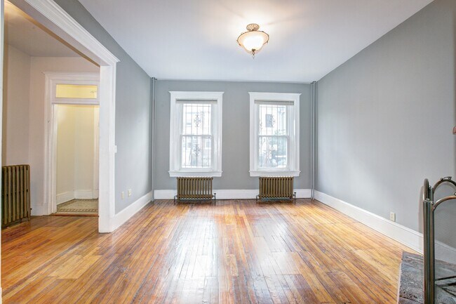 Foto del edificio - Spacious Three Bedroom + Den in Columbia Heights! Parking Included!