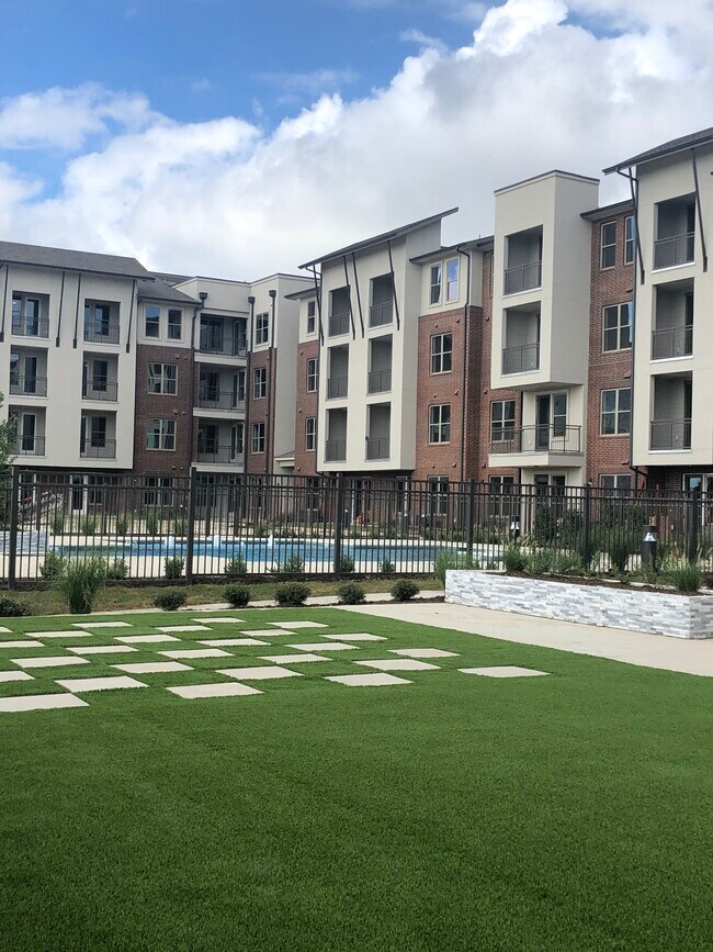The Luxe at Cedar Hill 55+ Apartments Cedar Hill, TX