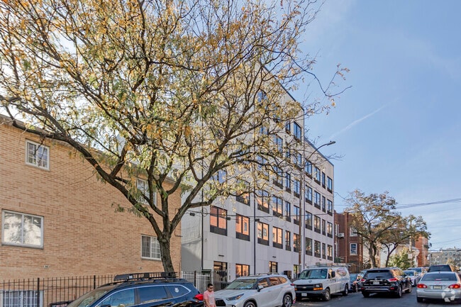 Building Photo - 364-372 E 194th St