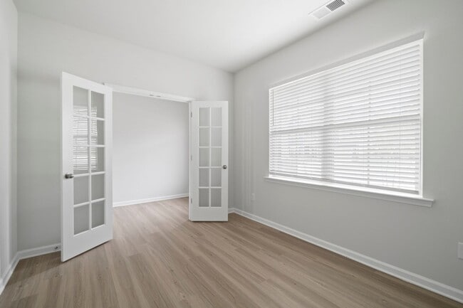 Building Photo - This Beautiful 4 Bedrooms, 2.5 Bathrooms i...