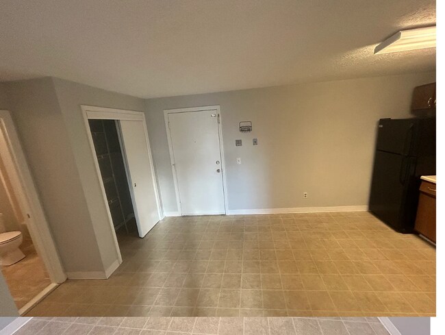 Foto del edificio - 535 Calef Rd